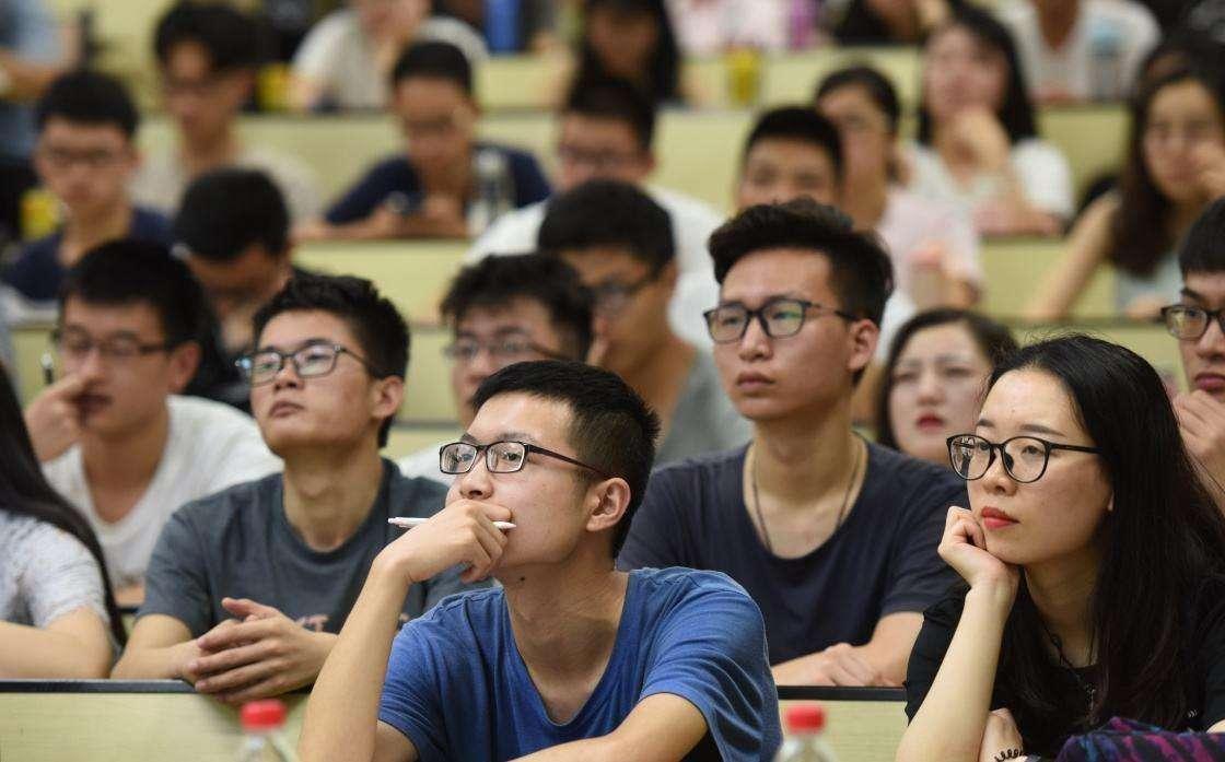 2032年高考人数迎来阶段性顶点，之后生源持续缩减，高校行业会迎来全面洗牌
 