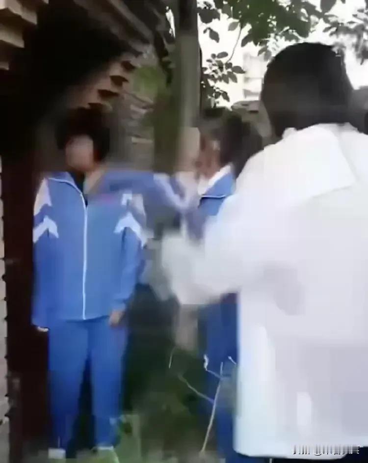 中国传媒大学现在为难了，李同学是甘肃播音专业的第一名，形象好，气质佳，是个好苗子