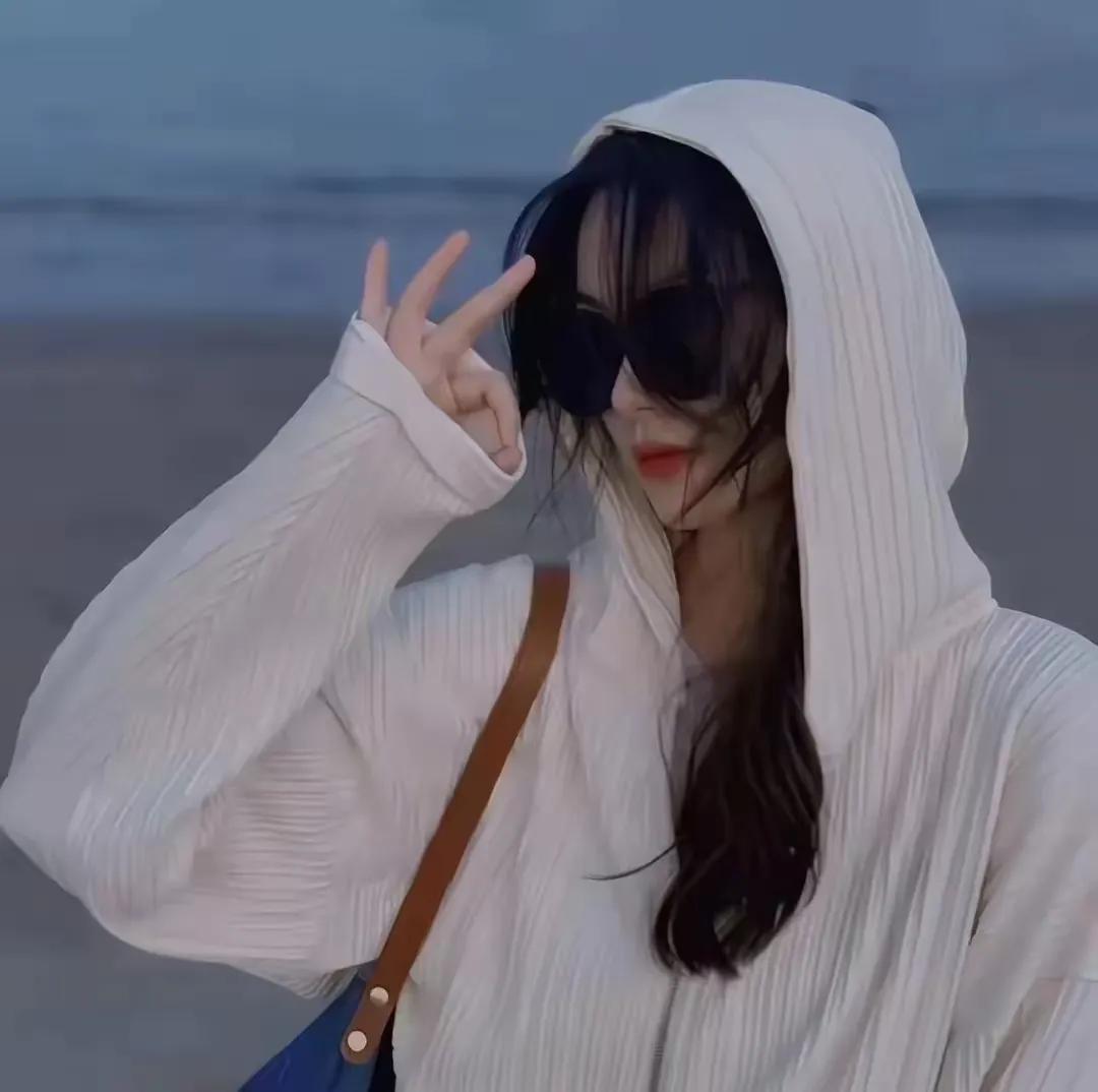 秋，宛如一位深邃内敛的智者，从来不语，却以其独有的方式丰收了世界。当秋风悄然拂过
