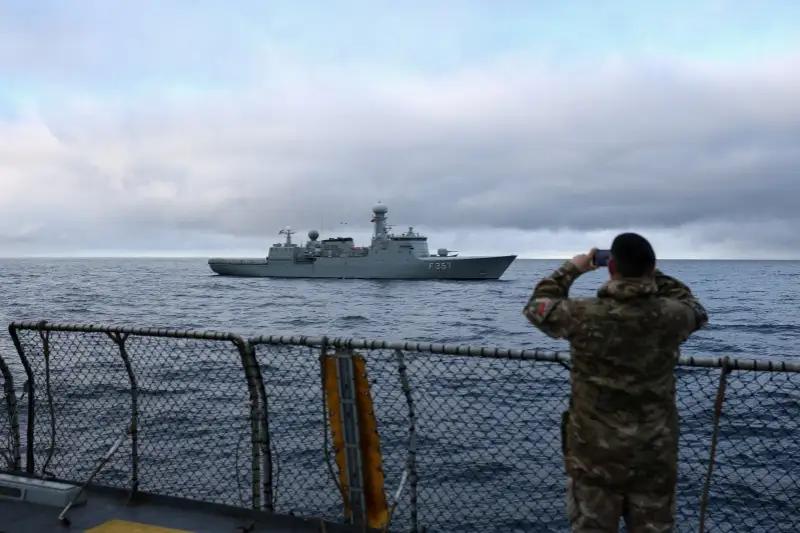 特朗普一心想要格陵兰岛，欧洲人坐不住了。据英国《每日电讯报》报道，英国正在与欧盟