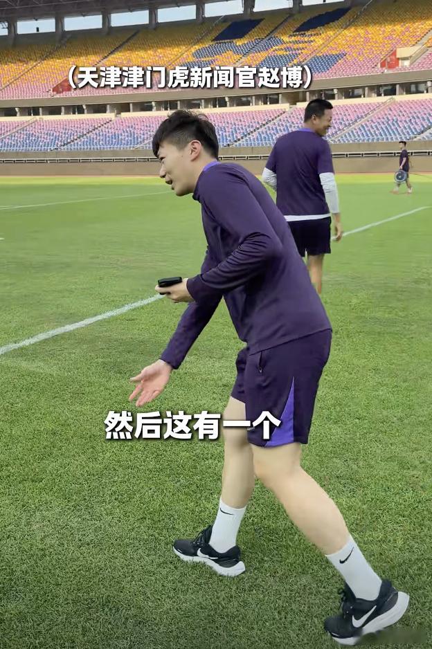 别的不说，昨天献钧跟这儿“断牙”的时候，这球门就是浙江队守门员赵博的位置。所以，