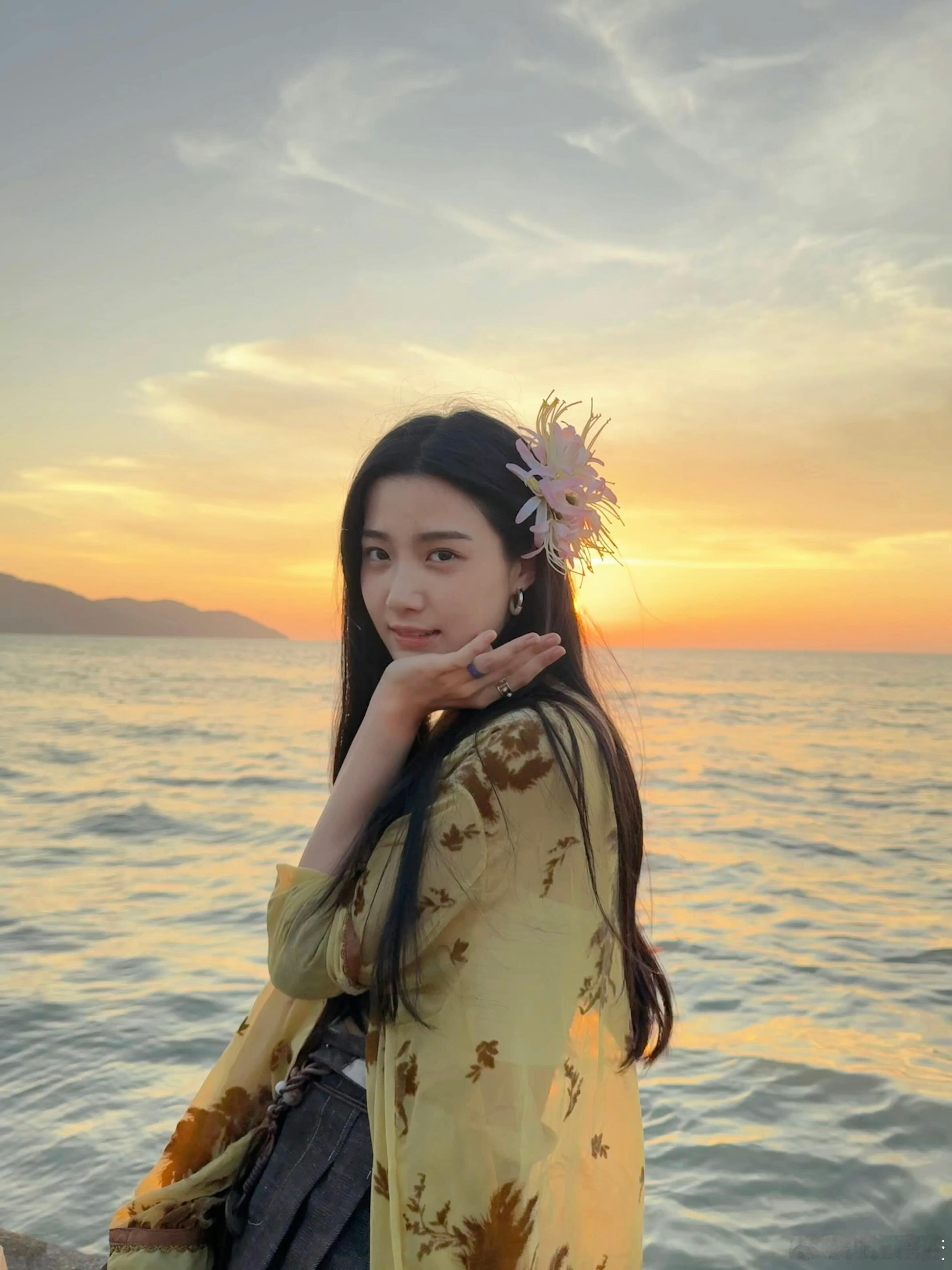 卢昱晓[超话]  落日沙滩海浪和晓晓卢昱晓｜ ​​​