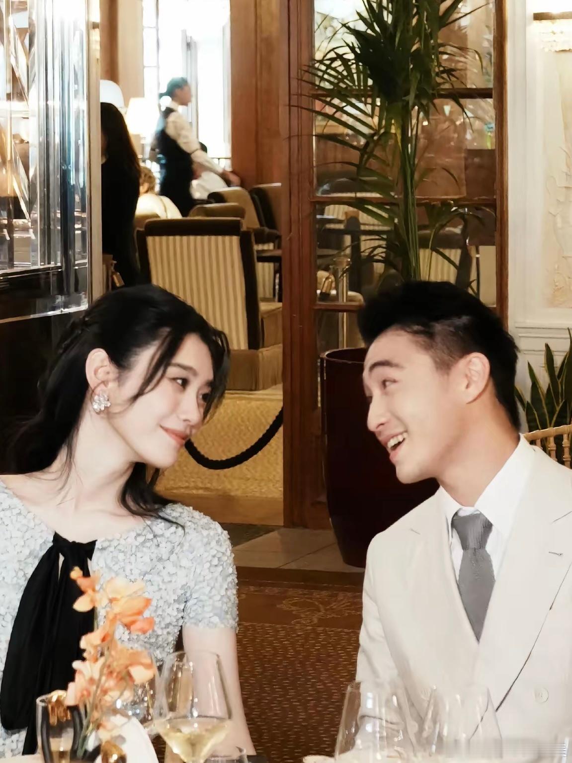 何猷君奚梦瑶婚礼欢迎晚宴何猷君奚梦瑶婚礼欢迎晚宴画面流出，一家人盛装同框，还有好