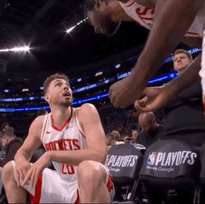 火箭替补席不干了，伊森上前和申京争论些什么。（你行你上）
很明显，打得好都开心，