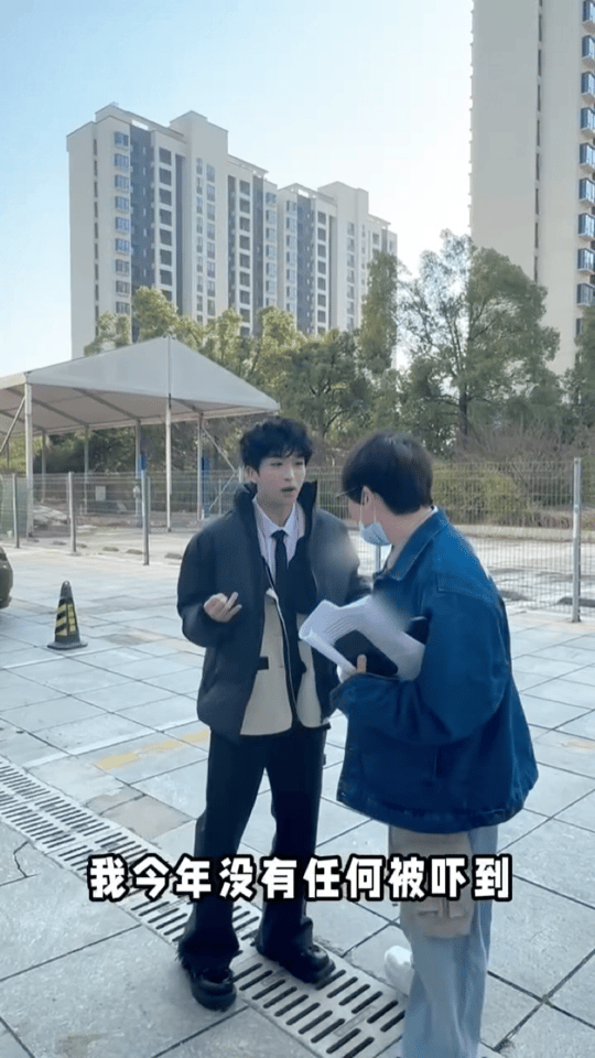 黄子弘凡拉着刘维给杨迪打歌 黄子弘凡真的是很会给予情绪价值，居然拉着刘维给杨迪打