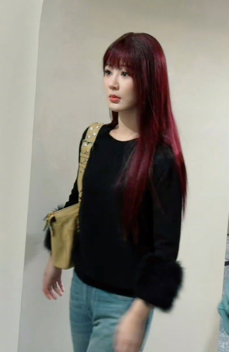 #晚安咪语##杨紫染红发# 小紫染红发也好适配，甜酷风狠狠拿捏，果然人长得好看什