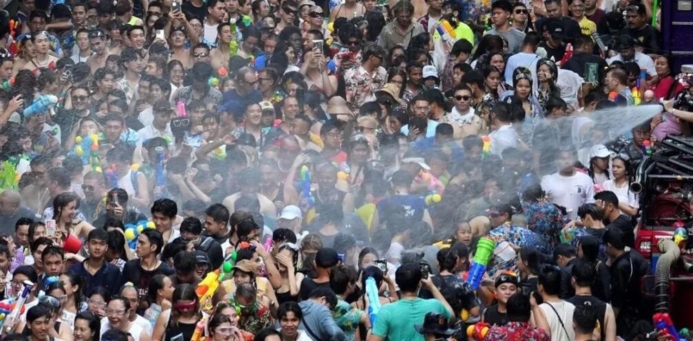 节日是用来庆祝的，不是用来冒险的。泼水节的水，本应洗去不幸、带来祝福，而不是成为