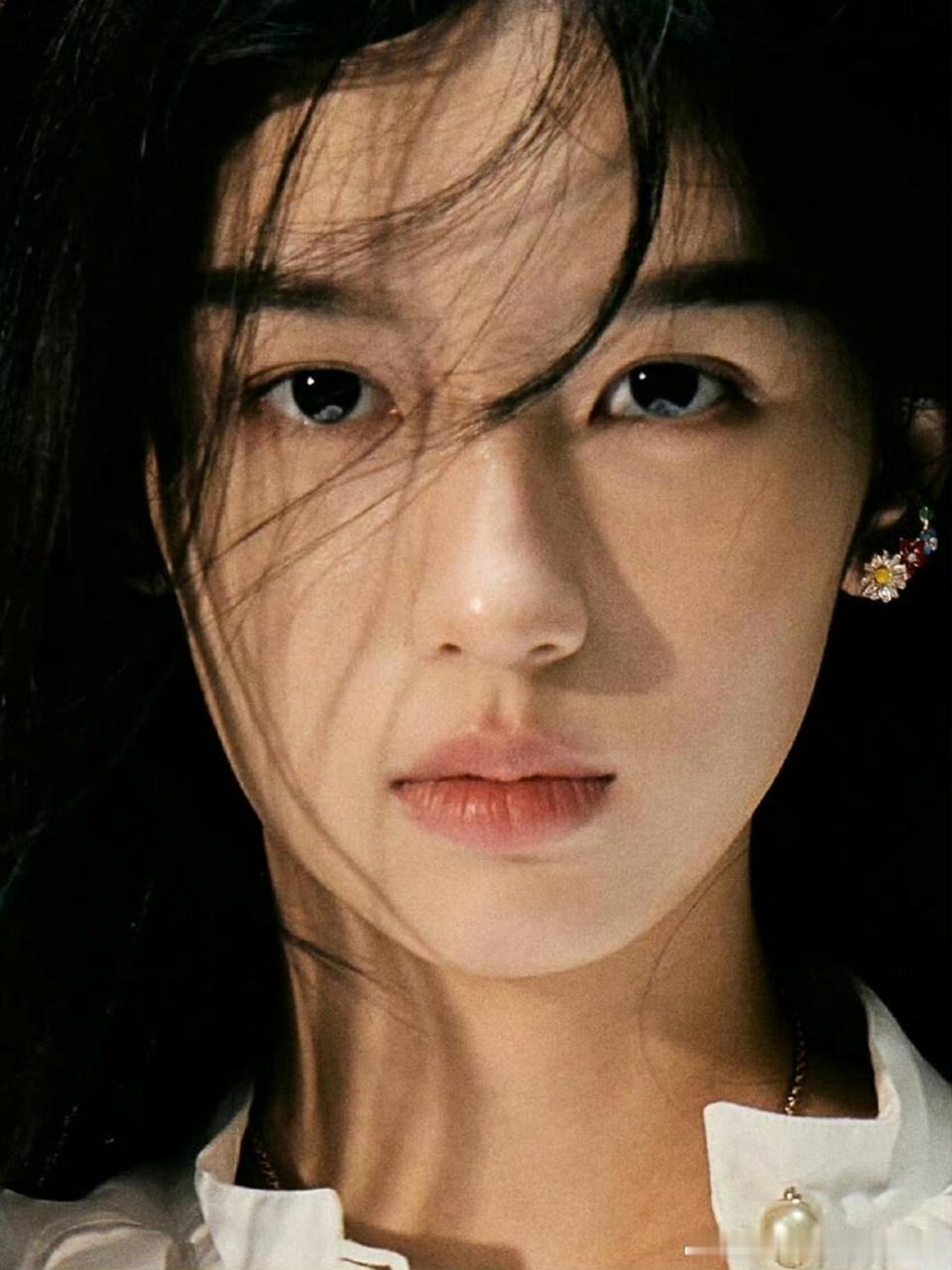 周也好小一张脸周也脸和茶缸一样小 周也喝个水才发现她脸有多小！茶缸都快成脸盆了！