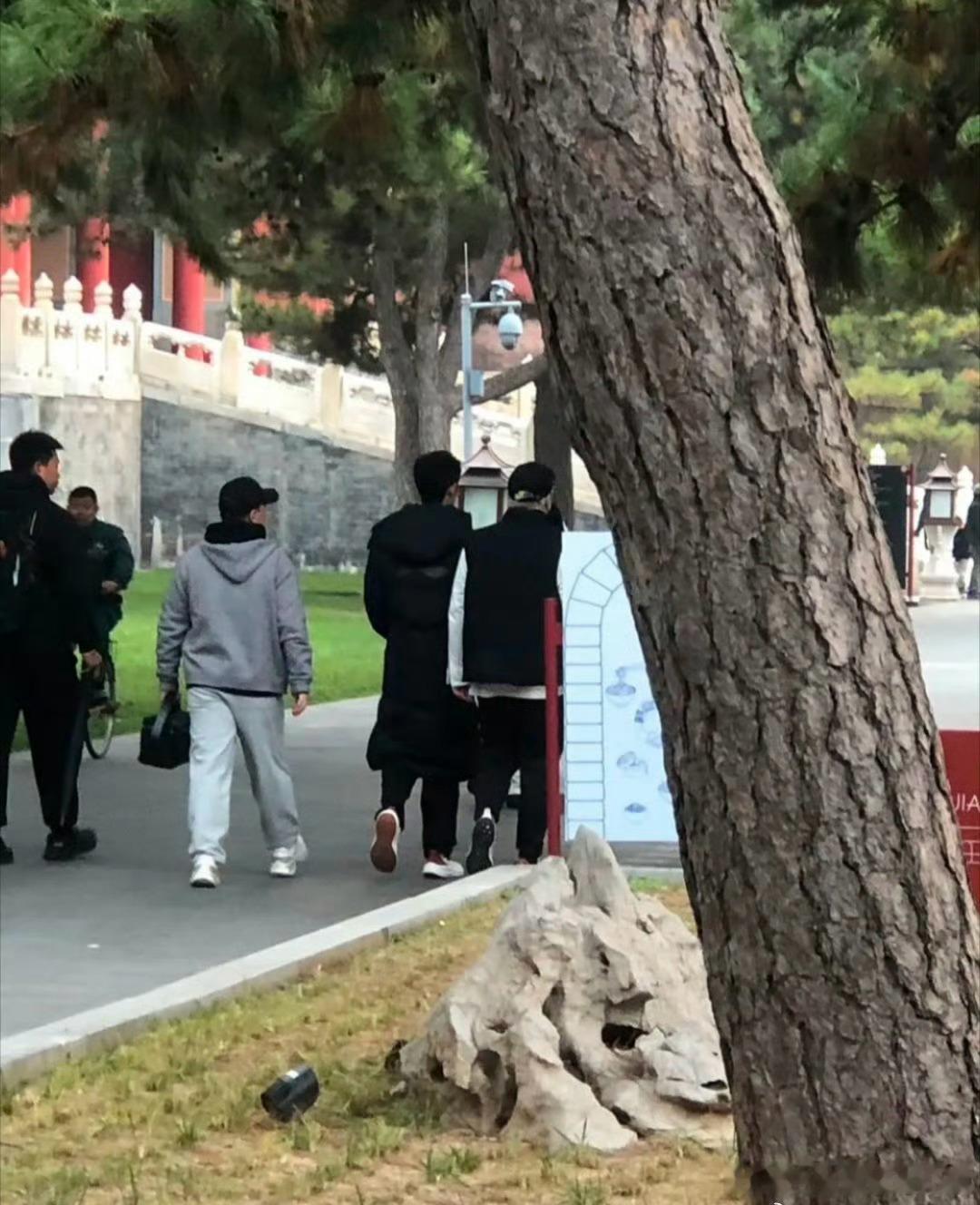 偶遇肖战逛街 天呐！网友偶遇肖战逛街 一身黑色长款棉服松弛感满满 现在去重庆还来