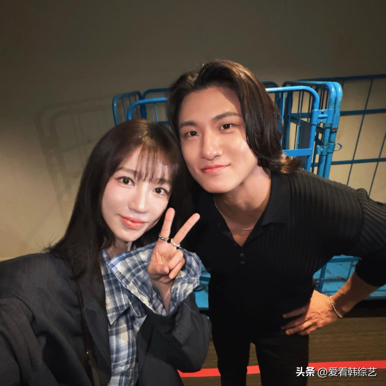 近日，演员尹恩惠在Instagram上传了照片，并配文“感谢申承浩，我看得非常开