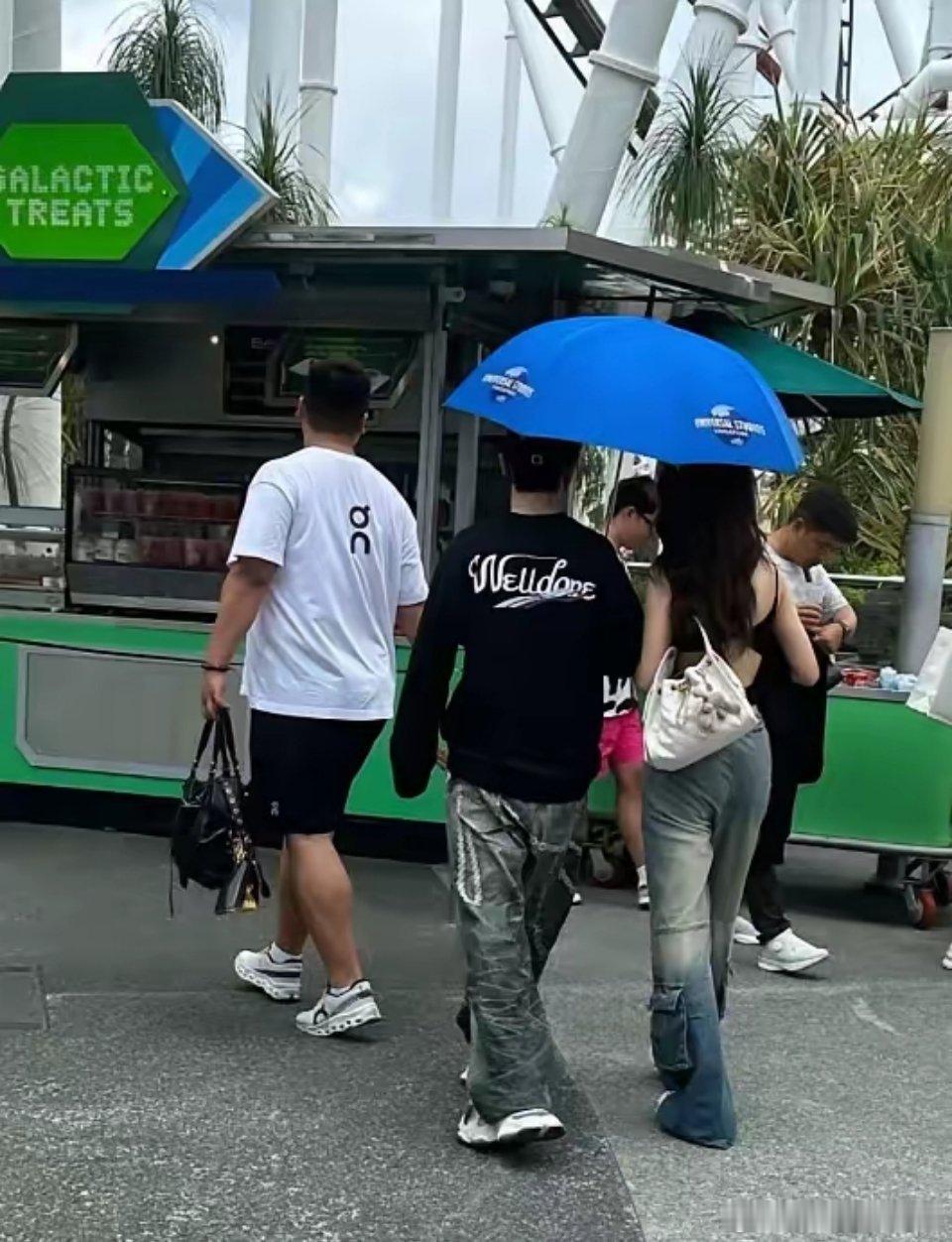 据说这是黄晓明的新对象，比自己小二十多岁这挑对象的眼光有点差啊？ 