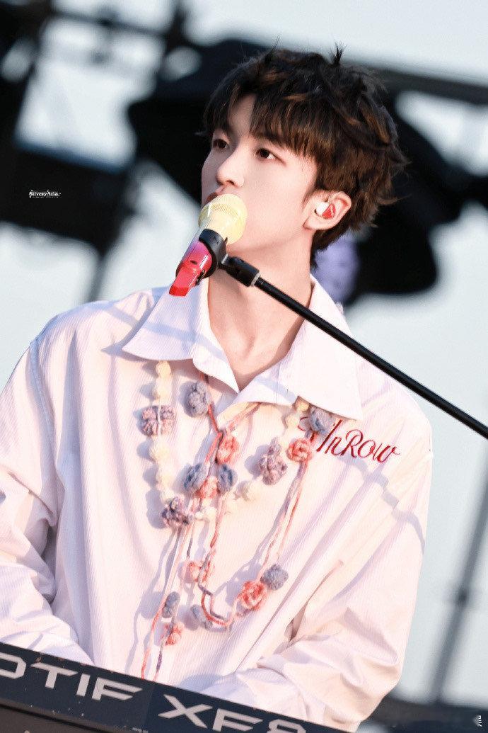 #黄子弘凡吃货界的显眼包#激动的心颤动的手，咱们就是说拒绝不了一点黄子弘凡，哥哥