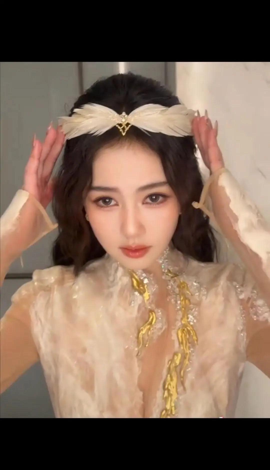 这身白色礼服好不一样 好美！白鹿芭莎之夜白鹿在逃公主造型 @白鹿my @DOU+