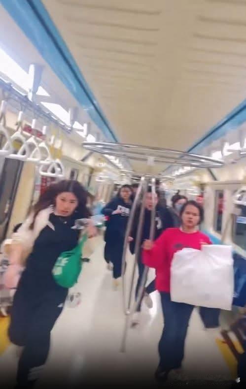 今晚台北地铁再度上演大逃亡！风声鹤唳的台湾民众。
今晚8点30左右，台北地铁北门