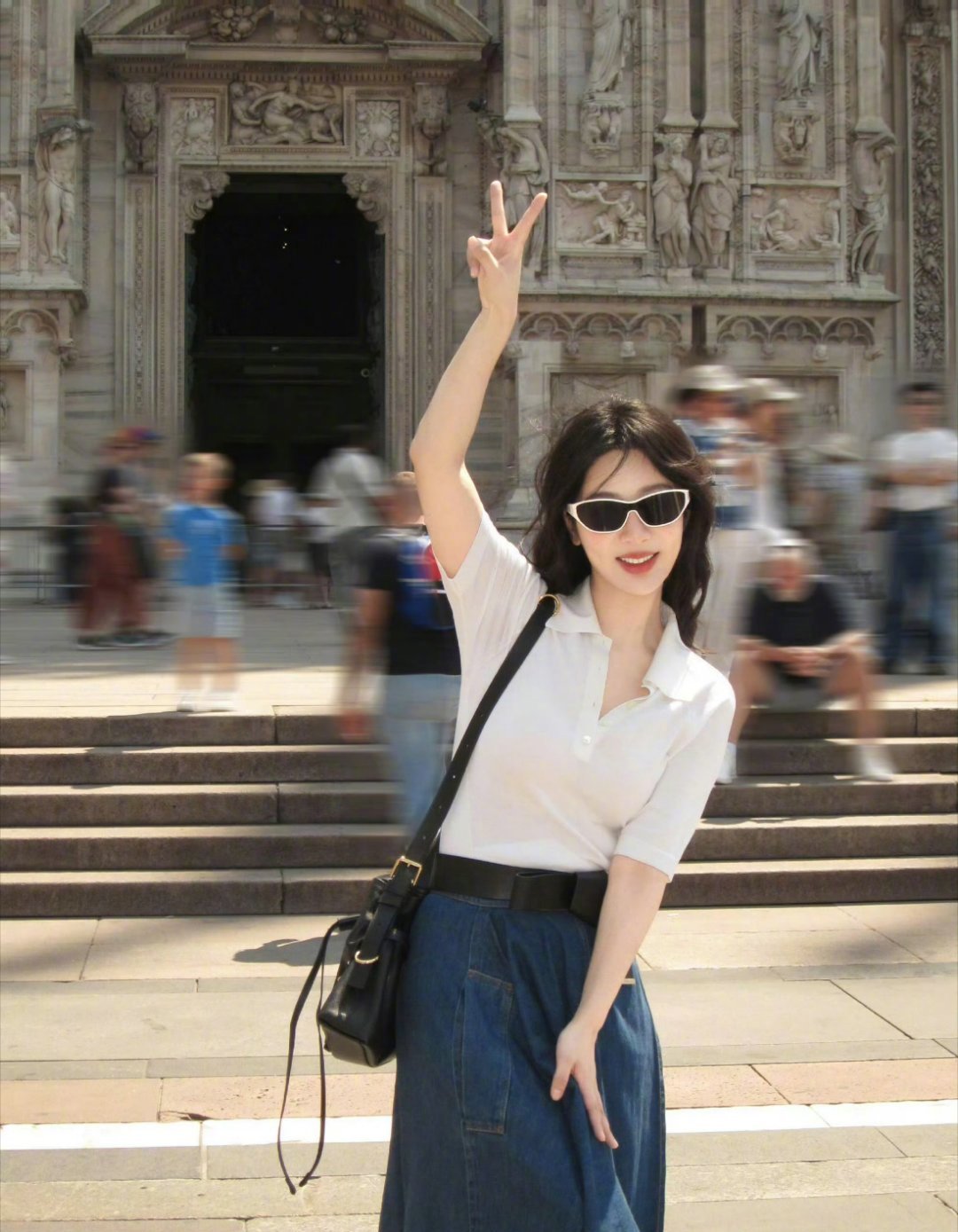 路人偶遇被杨紫美貌征服谁懂啊！路人线下偶遇杨紫直接被颜值狠狠惊艳到状态松弛又明媚