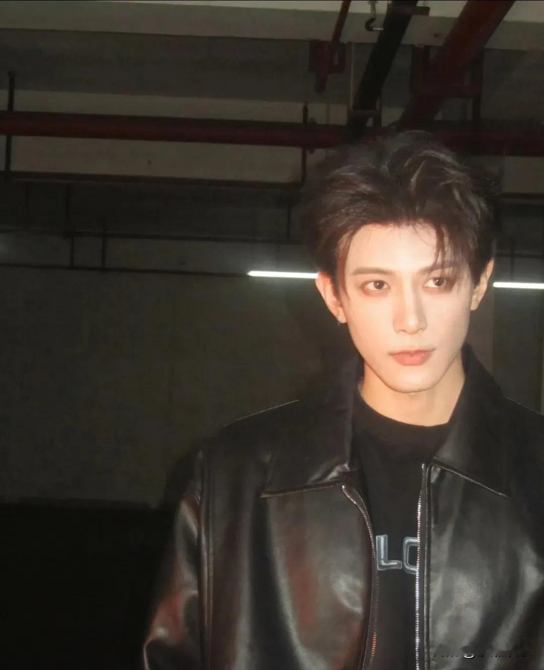 邓凯，回应身材争议！

3月17日的夜晚，因为《逐玉》里那个“偏执阴鸷”皇子齐旻