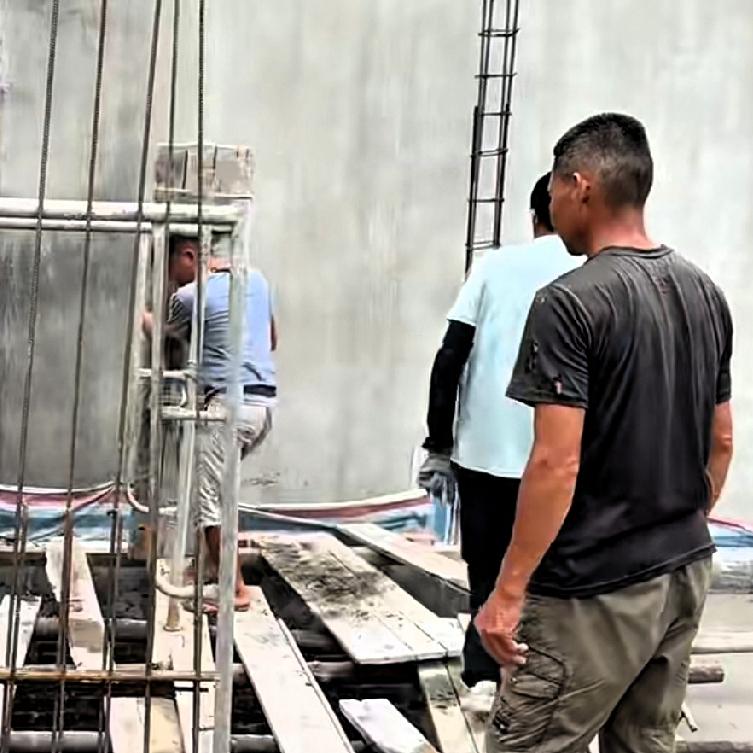 小松和秋秋在越南省城安沛买土地建民宿。小松说，建这个民宿，他没想在这上挣钱，他是