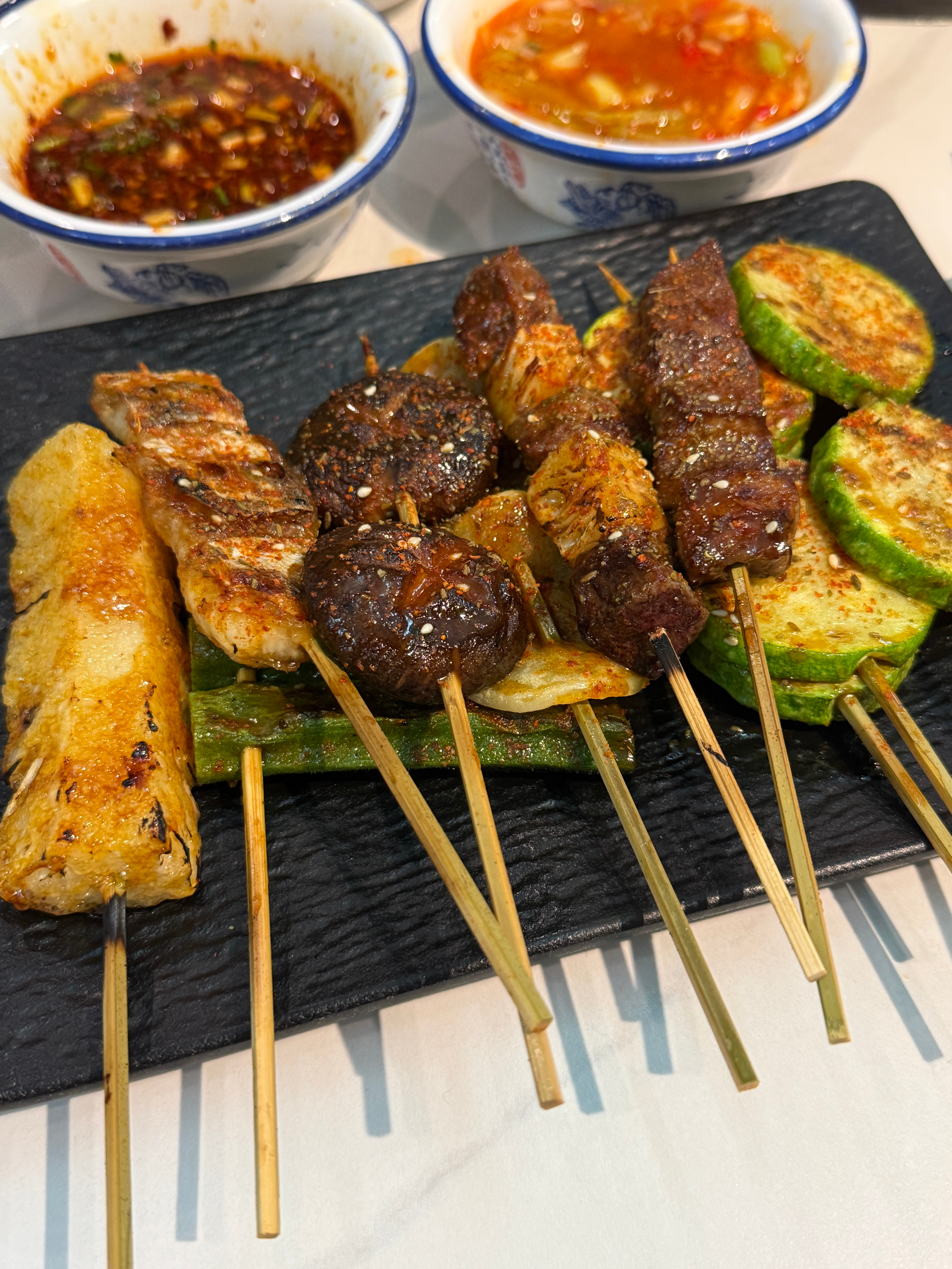 补点一份烤串，太好吃了！最左边是焦糖菠萝，像热版的冰糖葫芦 ​​​
