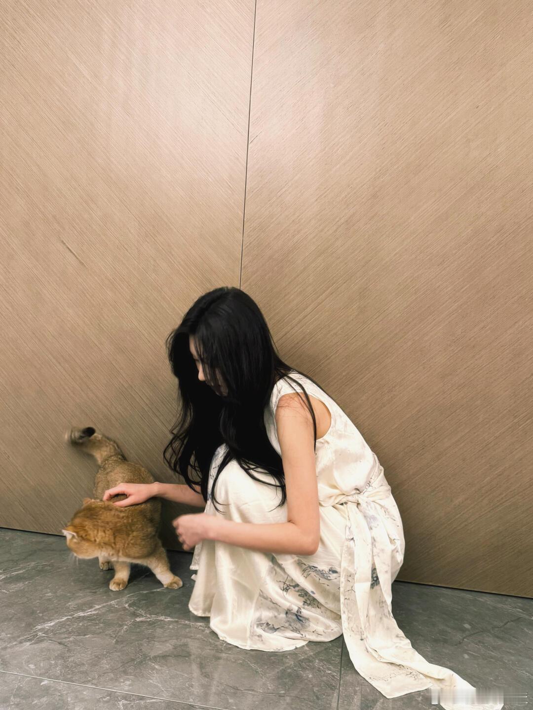 王子璇 现偶什么时候原谅我 粉丝逗趣问她何时原谅现偶，王子璇可爱接梗，委屈巴巴盼