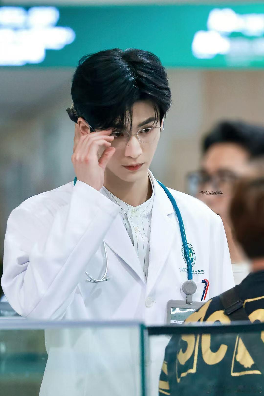 张凌赫发文喊话私生  为张凌赫点赞，勇敢地站出来维护自己的权益。 