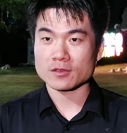 哈哈，这两个陕西人放在一起比颜值，居然感觉是王双宝老师胜出啊！小董以后也可以转型