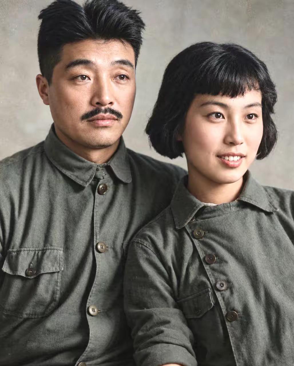 1942年，贺龙元帅与薛明留下了温馨合影，贺元帅相貌堂堂，薛夫人明艳大气、端庄优