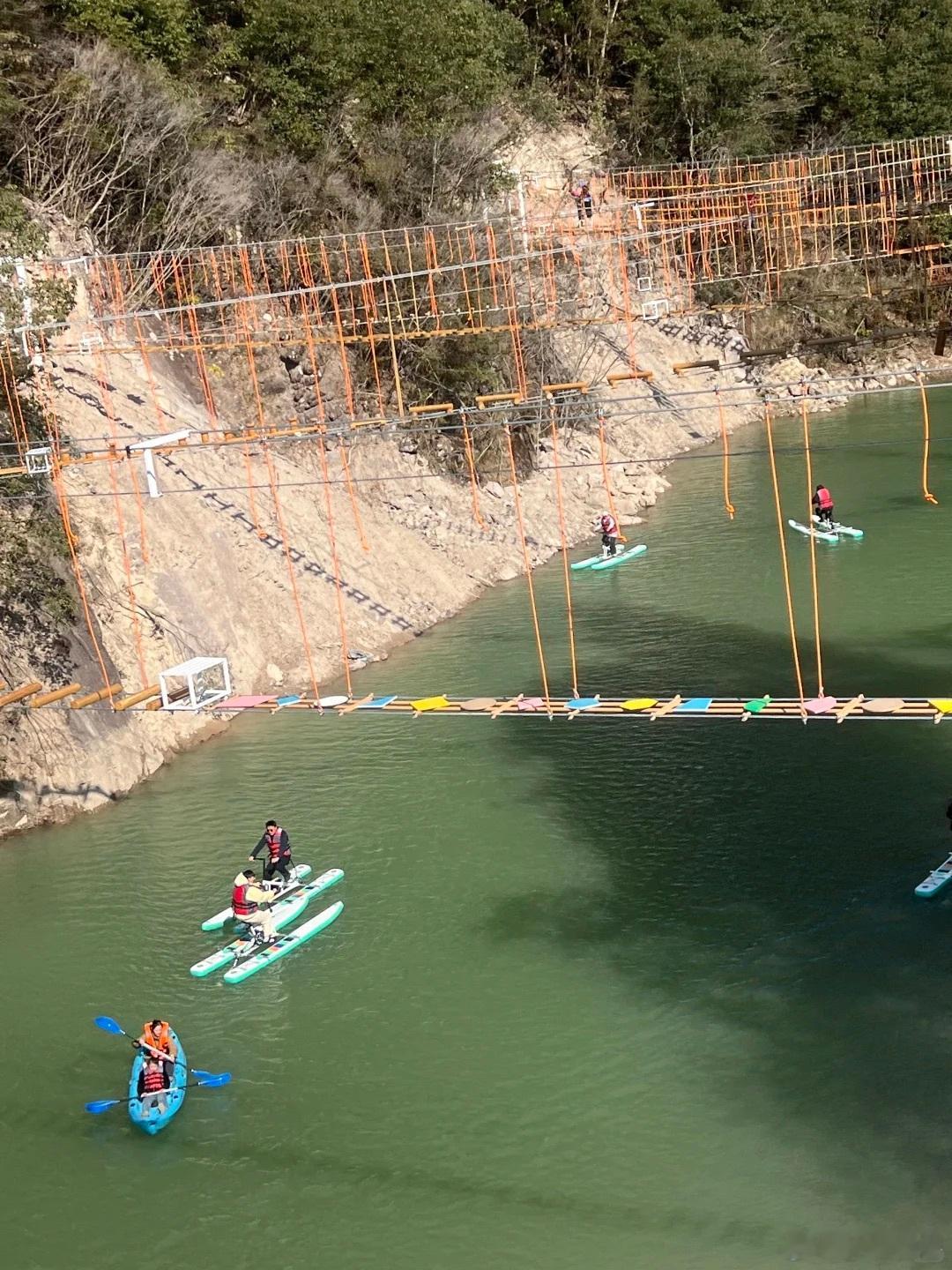 浙江云和盘活山水点亮乡村新玩法藏于丽水云和梅湾村的青山溪谷间，绿水青山摇身变成户