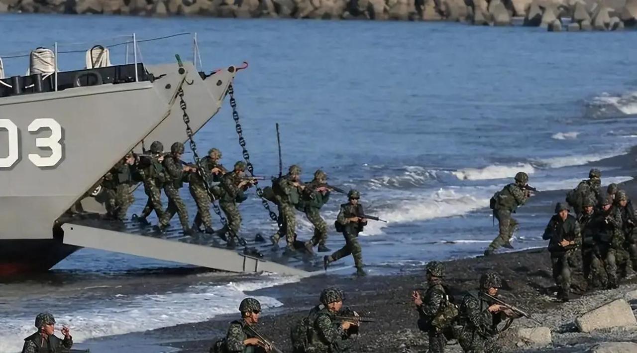 解放军这次演训，核心就是一句话：岛内想躲，已经很难了。
 
东部战区在台岛周边多