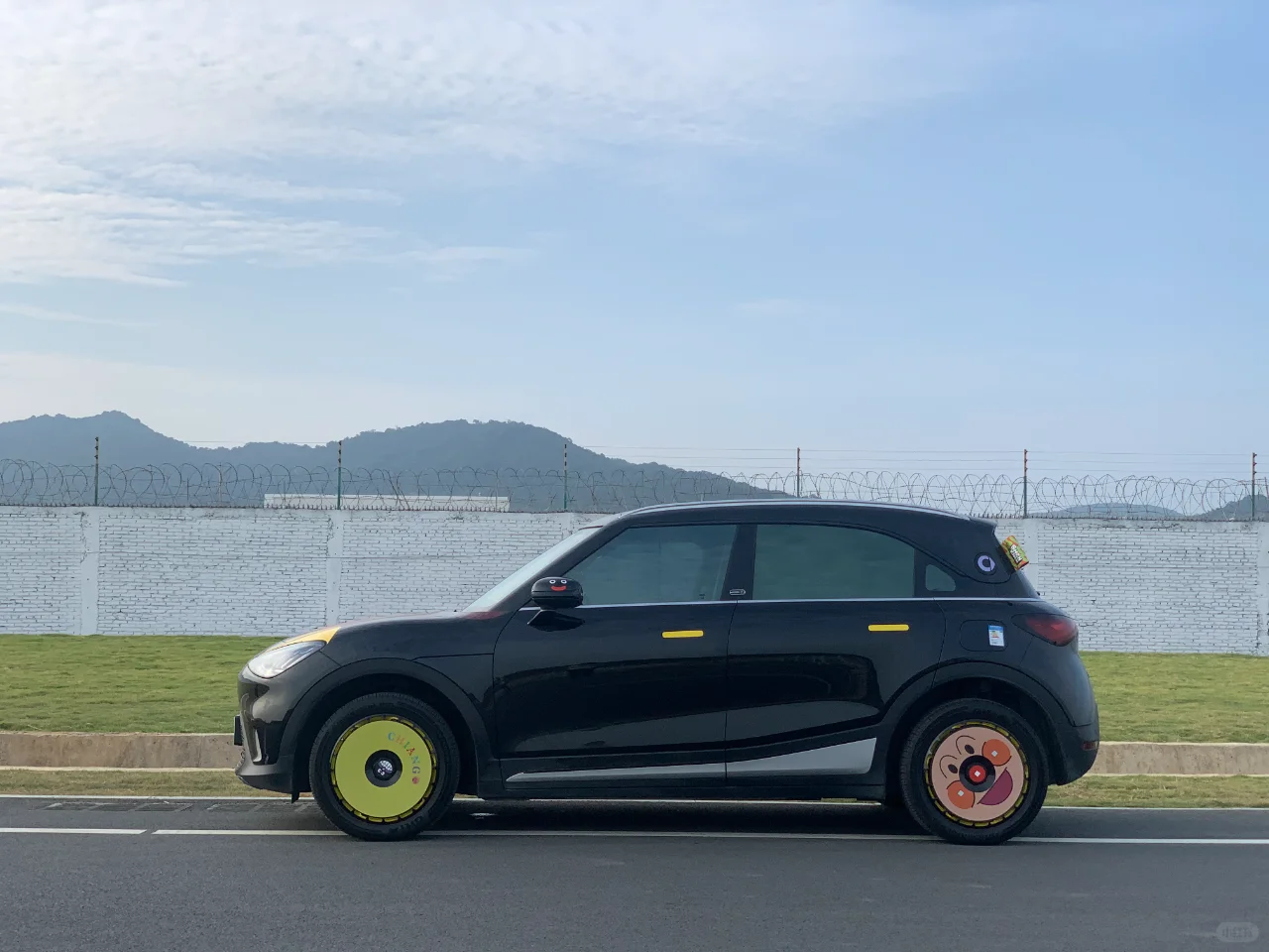 smart小姐姐说：4个车轮不一样，更可爱