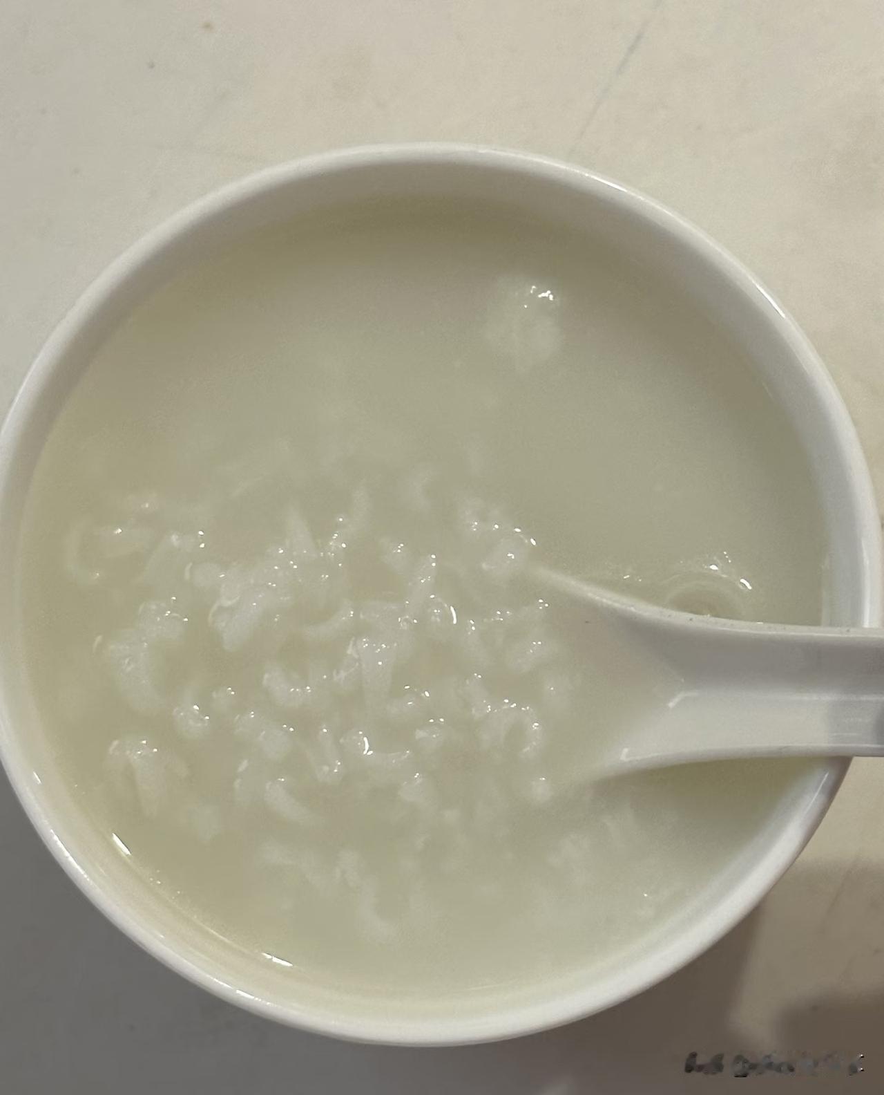 夫妻最伤人的不是吵架。我怕的是吵完以后她从厨房端碗粥出来。

昨天晚上又吵了。
