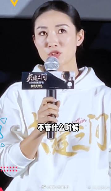 #淋过雨的陶昕然想把伞撑给每一个人#在《夹缝之间》路演中，陶昕然哽咽着发言，那是