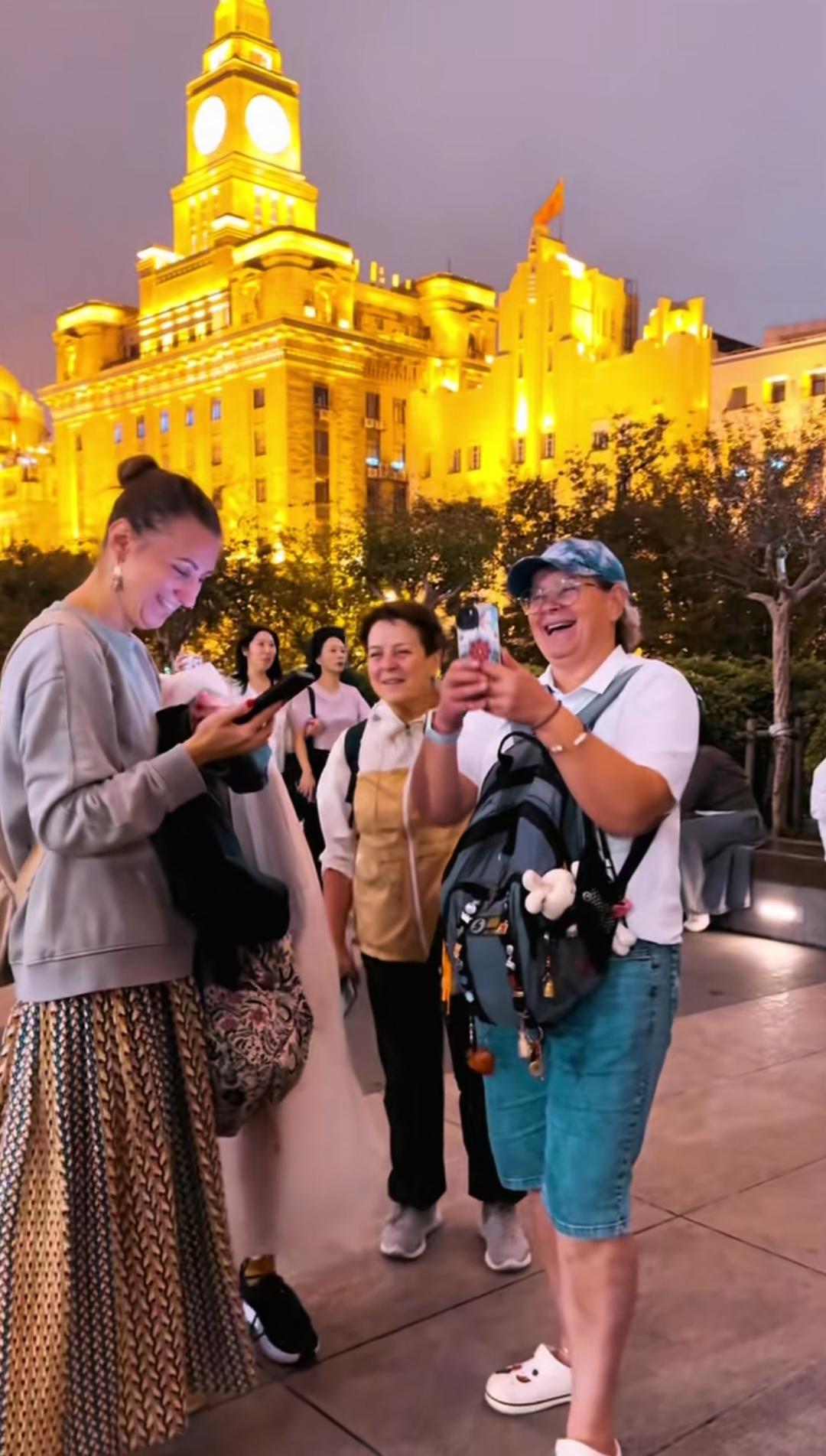 来中国旅游的外国人越来越多，中国实行入境免签240小时，很多外国旅客却嫌时间太短