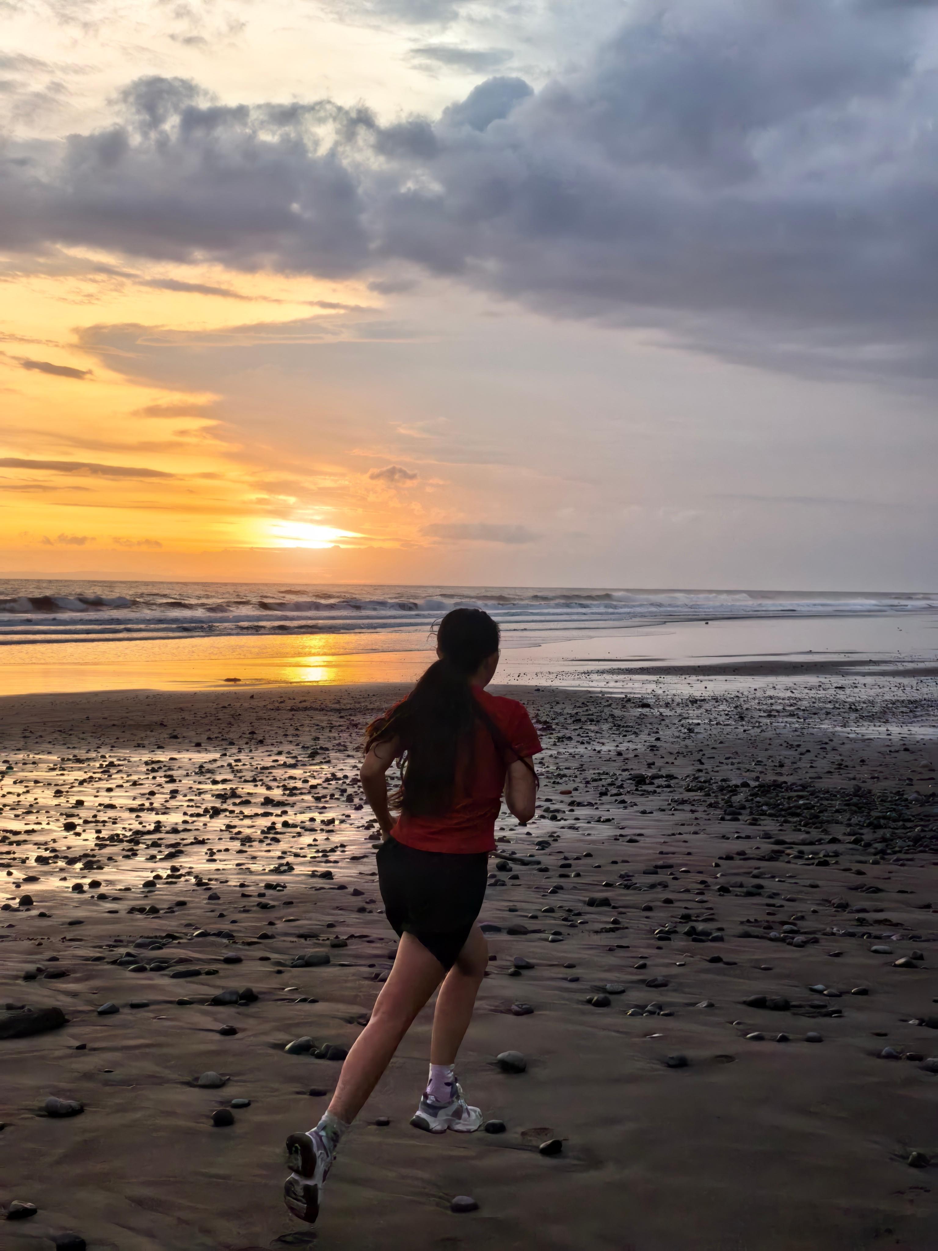 沿着海岸线跑跑步，夕阳美得溢出了原片不修图。 