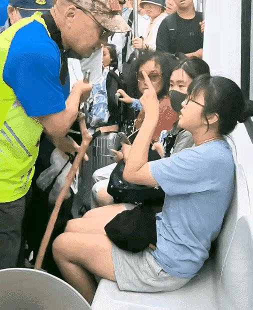 九三老翁不倒
自研孔孟之道
忽觉青春痘长
休妻独自征伐