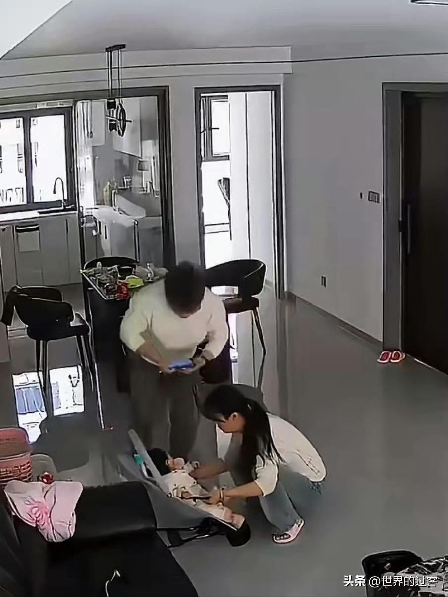 手机游戏究竟有多成瘾，孩子坠地都看不见！
成年人手机游戏成瘾真的也很严重。
孩子