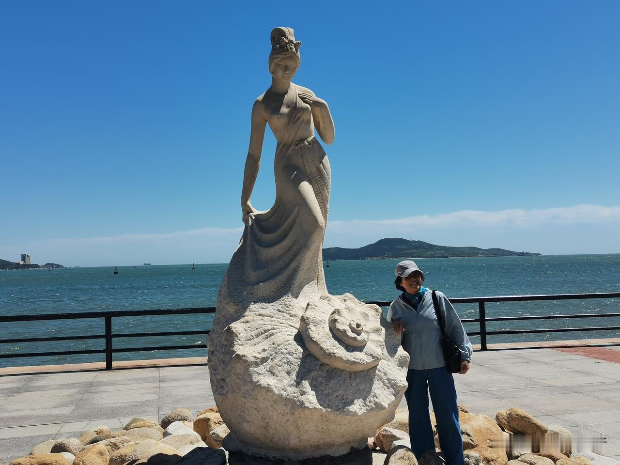 晒图笔记大赛海螺姑娘：打卡威海的海边，与这座温柔的雕像同框。风里都是咸咸的味道，