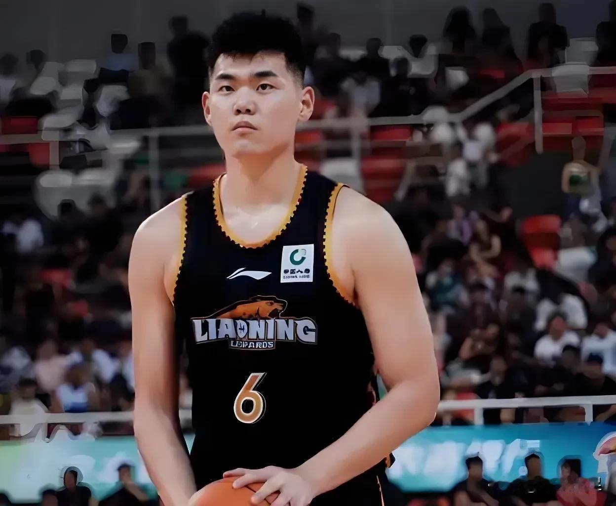原来黄秋实那么牛！他入选了中国篮协U系列人才库，在U21全国联赛对阵京津两战拿到