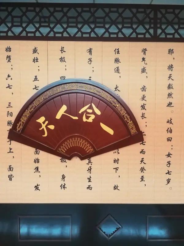 识人辨时顺潮流，
智勇双全行忠义。
睿智豁达知进退，
不恋富贵清名香。