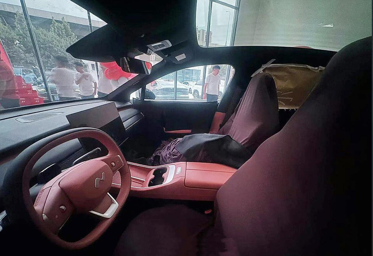 乐道L60实车内部曝光，前扶手箱还配后排屏幕？
据说是试制车的内饰，还不是最终的