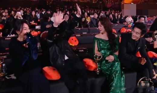 难怪85/90/95/00的一些流量明星，不参加微博之夜呢，确实不太好安排座位啊