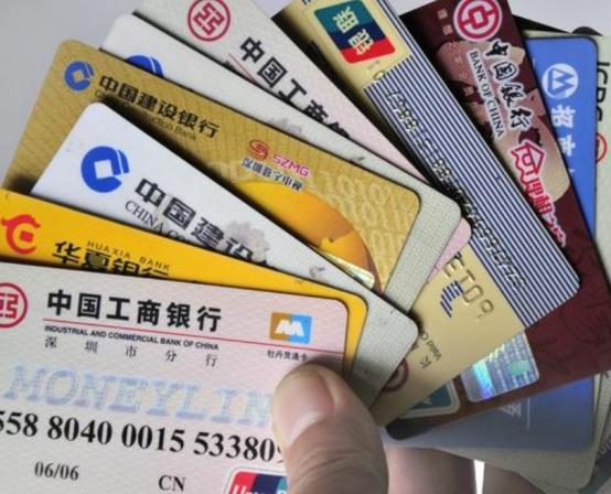同样是银行卡，有的叫“储蓄卡”，有的叫“借记卡”，究竟有什么区别？
 
微信还是