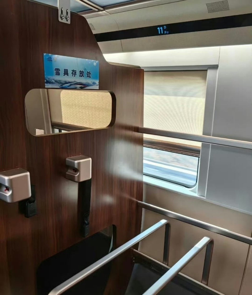 12306购票页面出现雪字这个好！利好喜欢滑雪的小伙伴，这样过去，就不用担心雪板