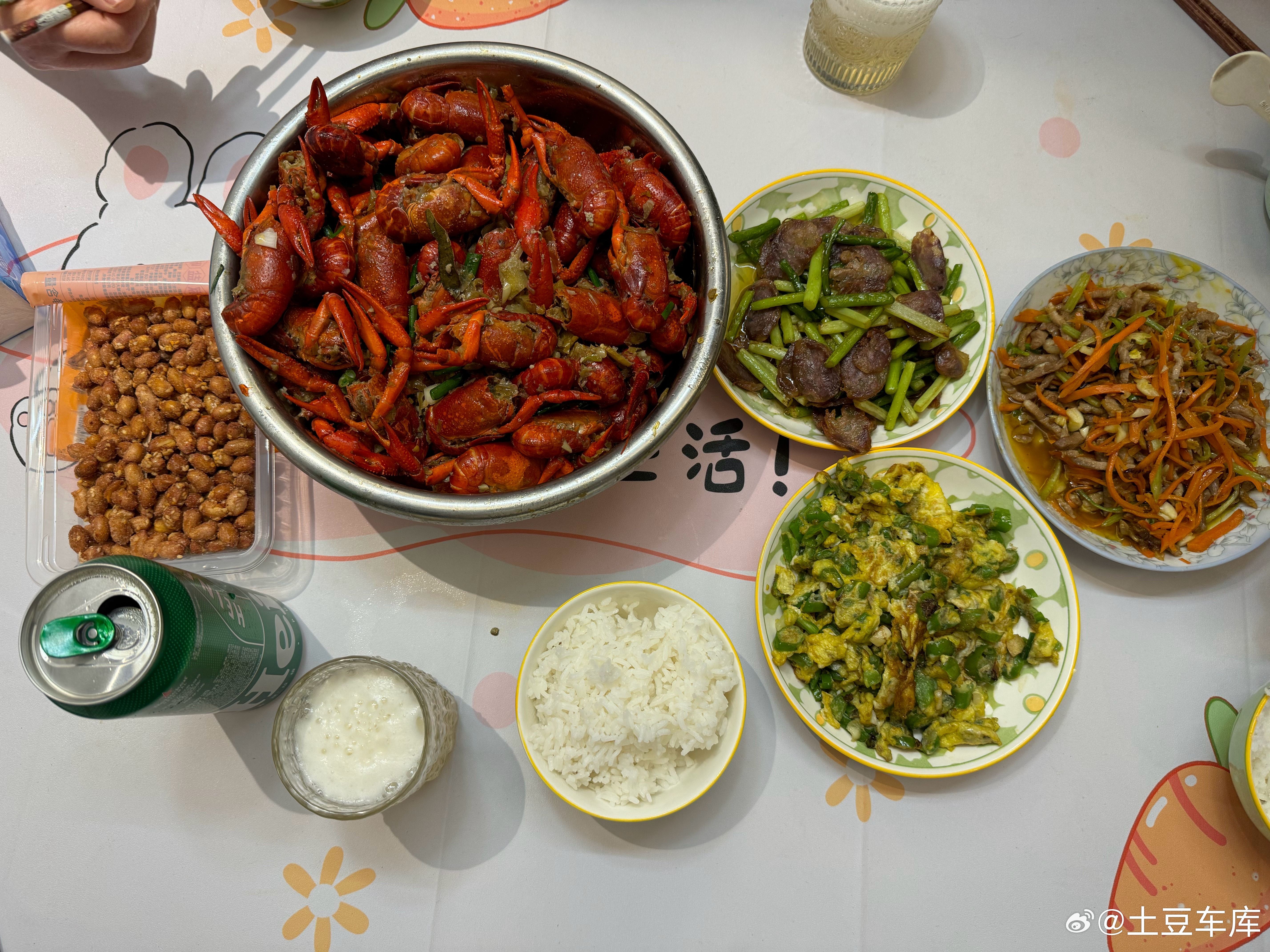 今天菜系我妈做的小龙虾真好吃 晚上整点啤酒🙋 