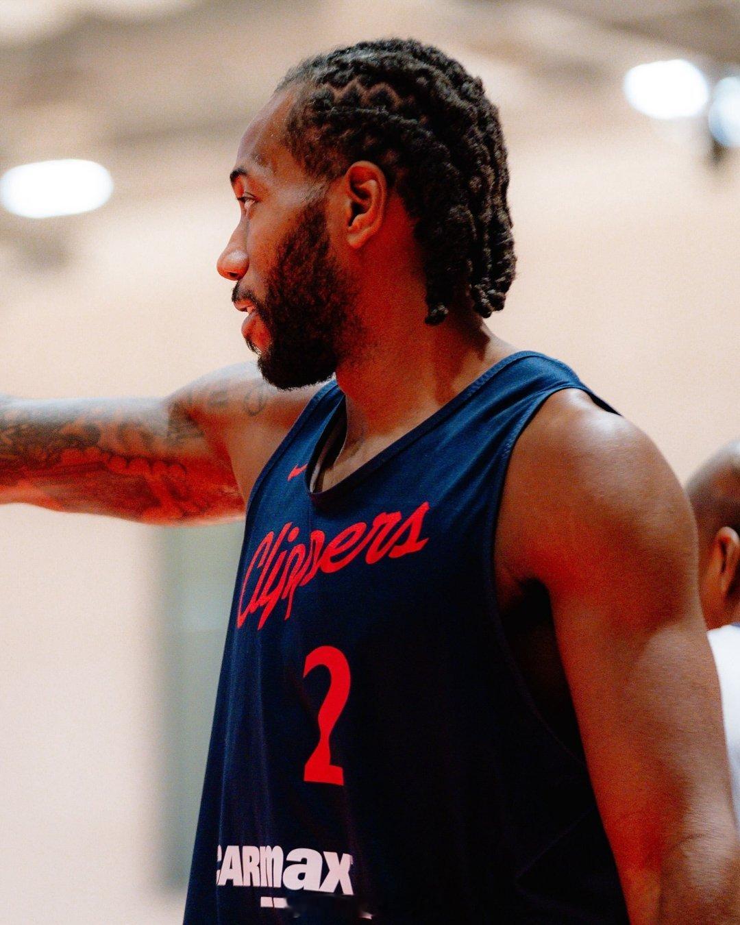 据说有超巨即将加盟快船，有望在对阵勇士的比赛出战 