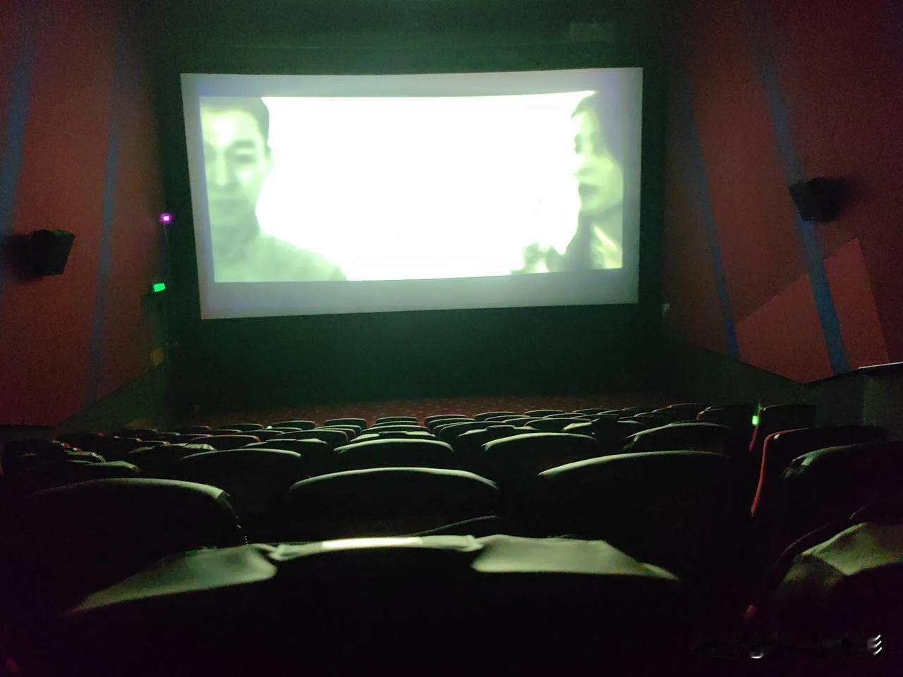 又是一场一个人的电影。还是刘德华的主演哦！《危机航线》！