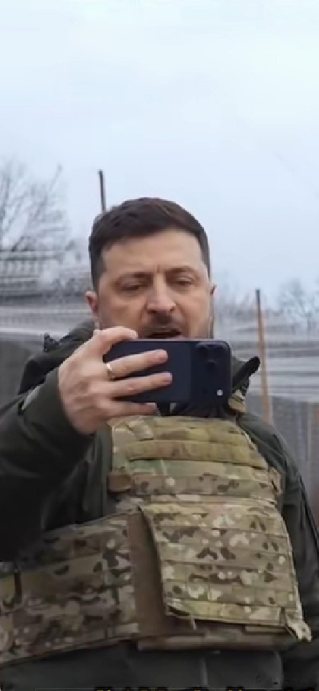 面对俄乌冲突的困境，泽连斯基用坚强，苦苦支撑!
日前，泽连斯基身穿防弹背心，亲自