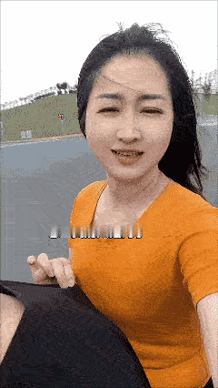 今天放假，王哥喊吃饭。这么热的天，放着车不开，非要骑个小电驴来接我。坐得我手足无