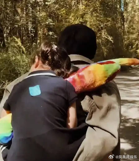 昆凌晒一家五口合照  3月30日，昆凌在社交平台发长文，分享一家五口澳洲之旅的合