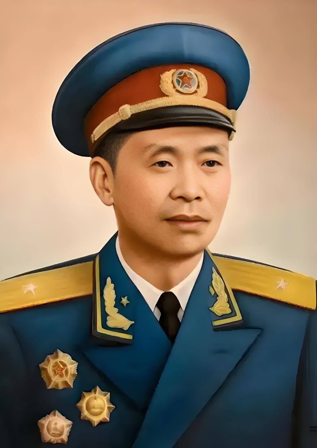 开国将军里藏着一位“异类”：别人功成名就后享尊荣，他却在人生巅峰急流勇退；别人拿