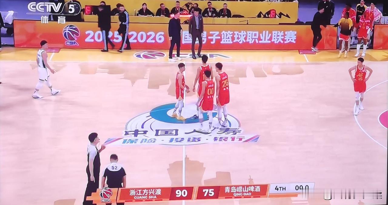 刚刚结束的CBA 广厦队和青岛队的比赛，本来认为排名第一和第四的两支强队比赛，比